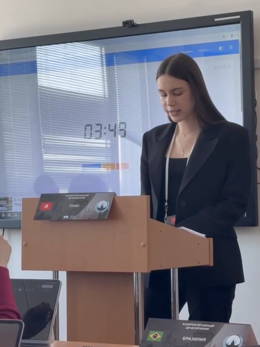 Mariia Miroshnik delivering her speech as the Tunisia delegate at the podium